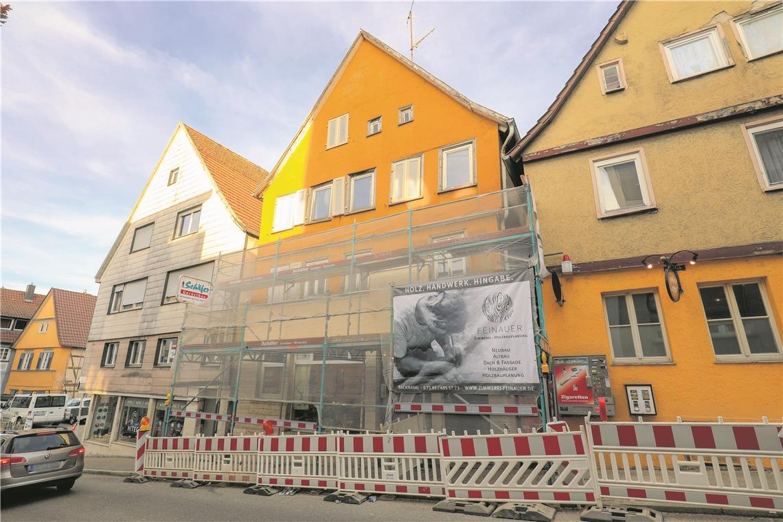 Handwerker sichern bröckelnde Fassade Die Stadt plant, in den nächsten Jahren die gesamte Häuserzeile zwischen Wassergasse und Burgel-Parkplatz abzureißen. Foto: A. Becher
