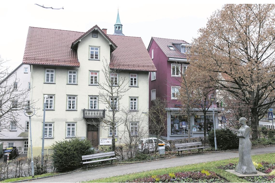Bachert erinnert Stadt an ihr Versprechen Die Stadt sieht sich aus zeitlichen Gründen nicht in der Lage, das Haus Schillerplatz 3 selbst zu sanieren. Zudem hat die Verwaltung derzeit keinen weiteren Raumbedarf. Zuletzt ging EBM Siegfried Janocha davon aus, für das Haus noch 2019 einen neuen Eigentümer finden zu können. Foto: A. Becher
