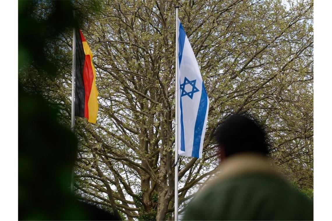 Bundesregierung: „Antisemitische Kundgebungen nicht dulden“ Die Stadt Solingen hat erneut eine israelische Flagge vor dem Rathaus gehisst. Zuvor war eine solche dort verbrannt worden. Foto: Henning Kaiser/dpa