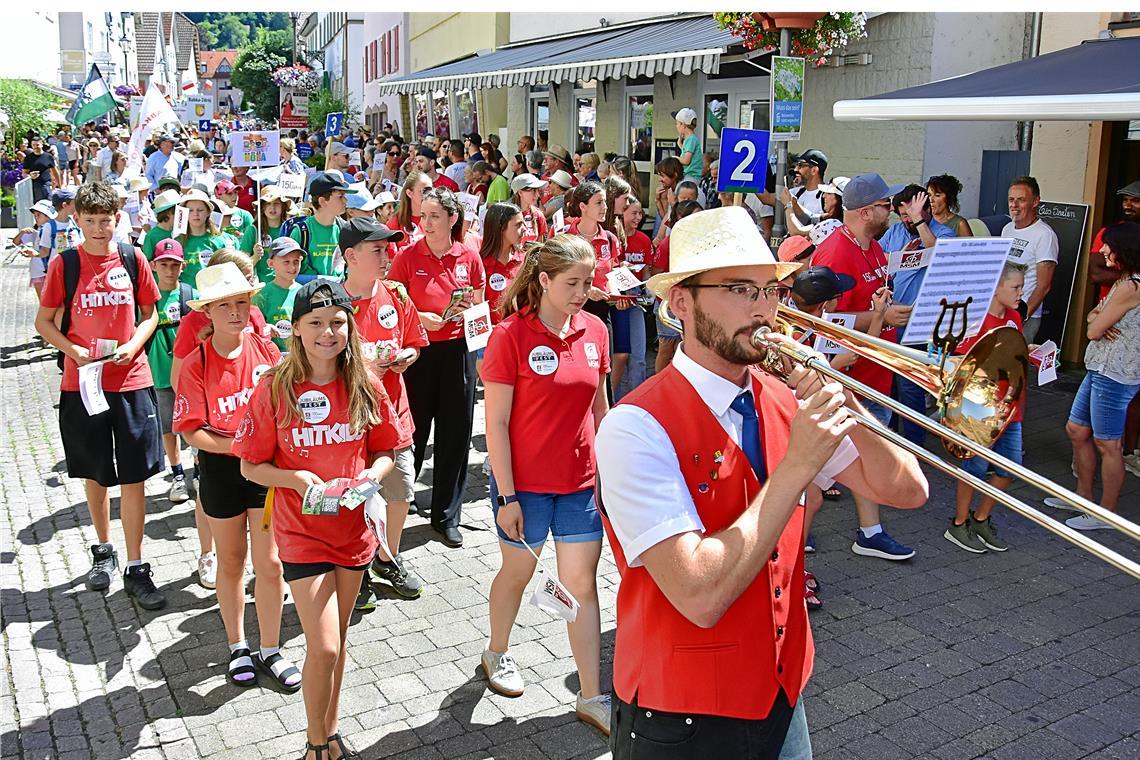 Die Stadtkapelle zieht durch Murrhardts Altstadt – hier mit ihrer Jugendformation Hitkids. Dem Jubiläumsevent haben sich rund 30 Gruppen angeschlossen. Fotos: Tobias Sellmaier