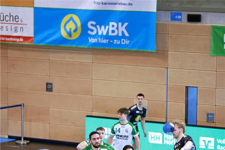 Die Stadtwerke Backnang wollen in der Stadt sichtbarer werden, etwa durch Bandenwerbung bei den Handballern des HC Oppenweiler/Backnang. Foto: Alexander Becher