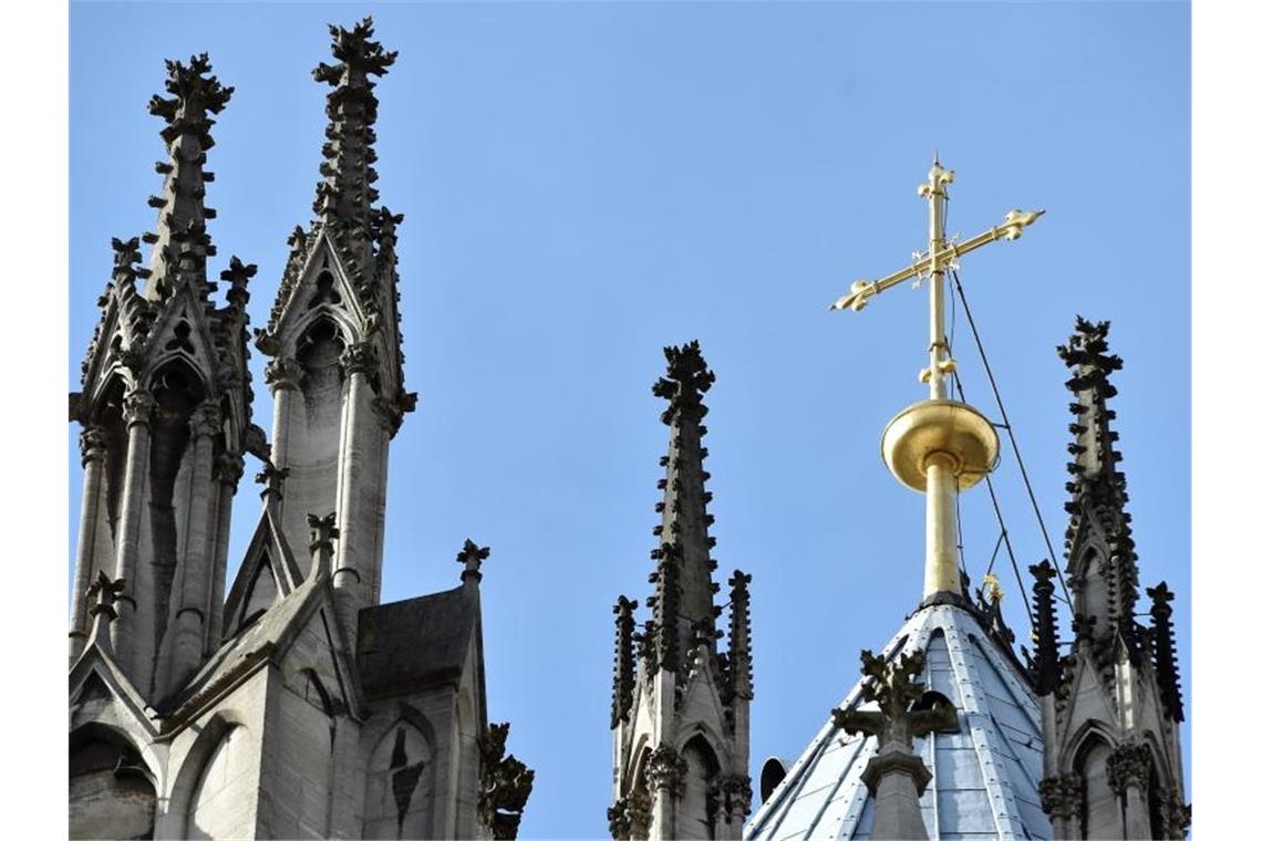 Die starke Nachfrage nach Terminen für Kirchenaustritte hält in Köln unvermindert an. Foto: Caroline Seidel/dpa