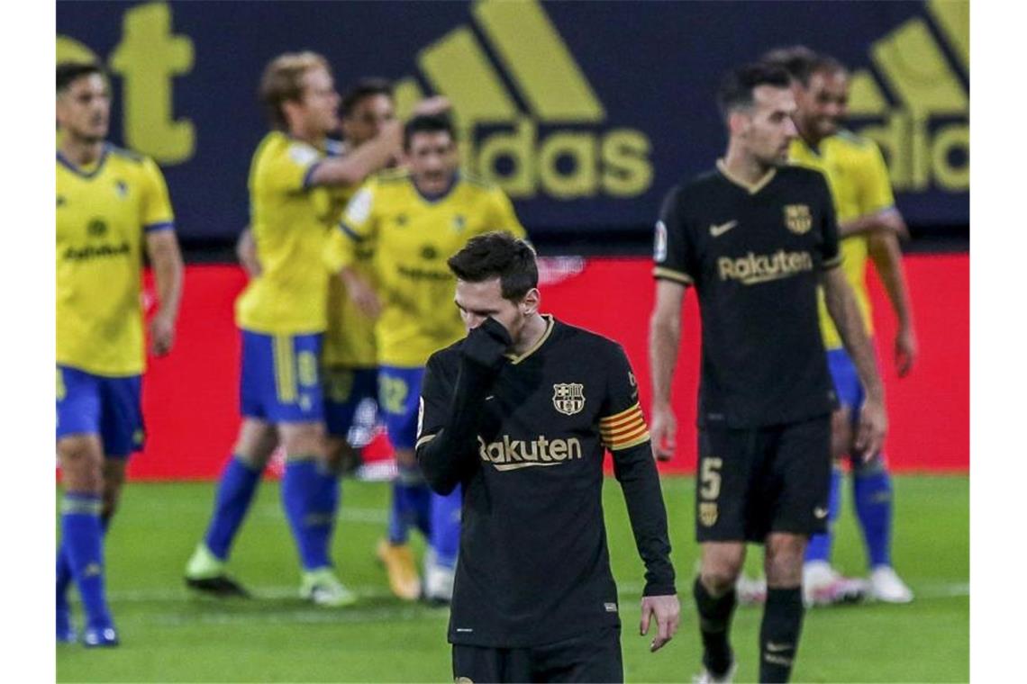 Die Startruppe um Lionel Messi (M.) verlor beim FC Cádiz. Foto: Alvaro Rivero/AP/dpa