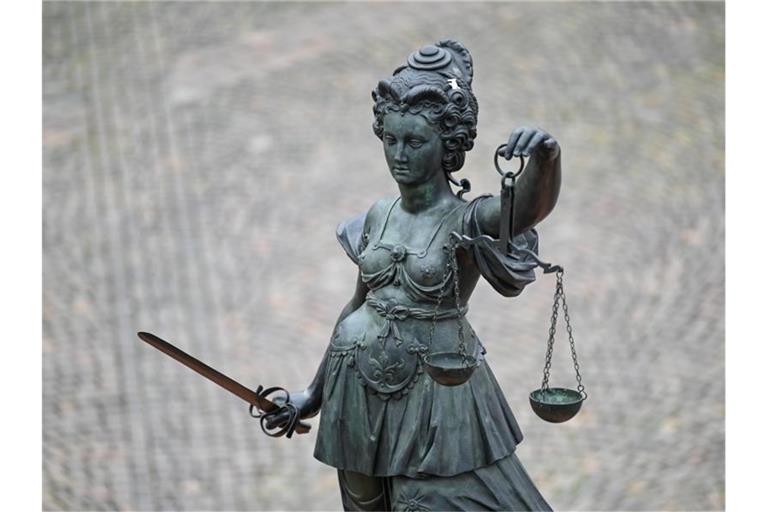Die Statue der Justitia. Foto: Arne Dedert/dpa/Archivbild