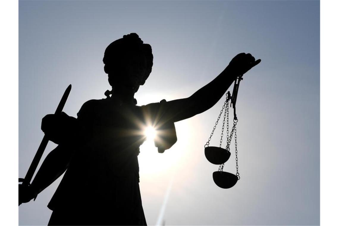 Mann lehnt Händeschütteln mit Frauen ab: Keine Einbürgerung Die Statue der Justitia mit einer Waage und einem Schwert in der Hand. Foto: Arne Dedert/dpa/Symbolbild