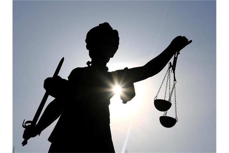 Die Statue der Justitia mit einer Waage und einem Schwert in der Hand. Foto: Arne Dedert/dpa/archiv