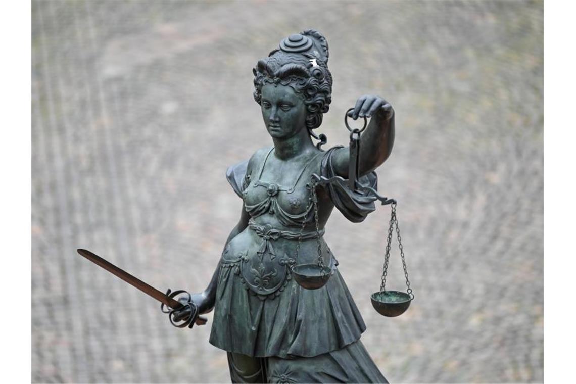 BGH sucht Lösung für klagende Wohnungseigentümer Die Statue der Justitia mit einer Waage und einem Schwert in der Hand ist zu sehen. Foto: Arne Dedert/dpa/Symbolbild