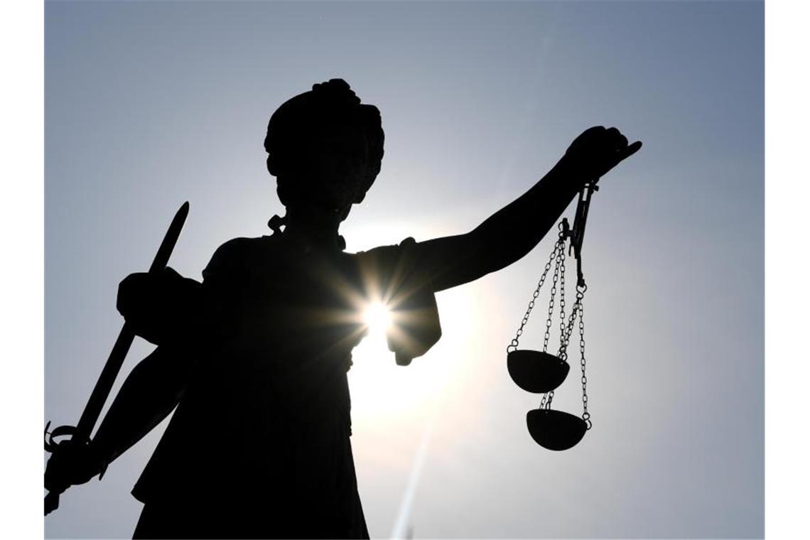 Die Statue der Justitia mit einer Waage und einem Schwert in der Hand. Foto: Arne Dedert/dpa/Symbolbild