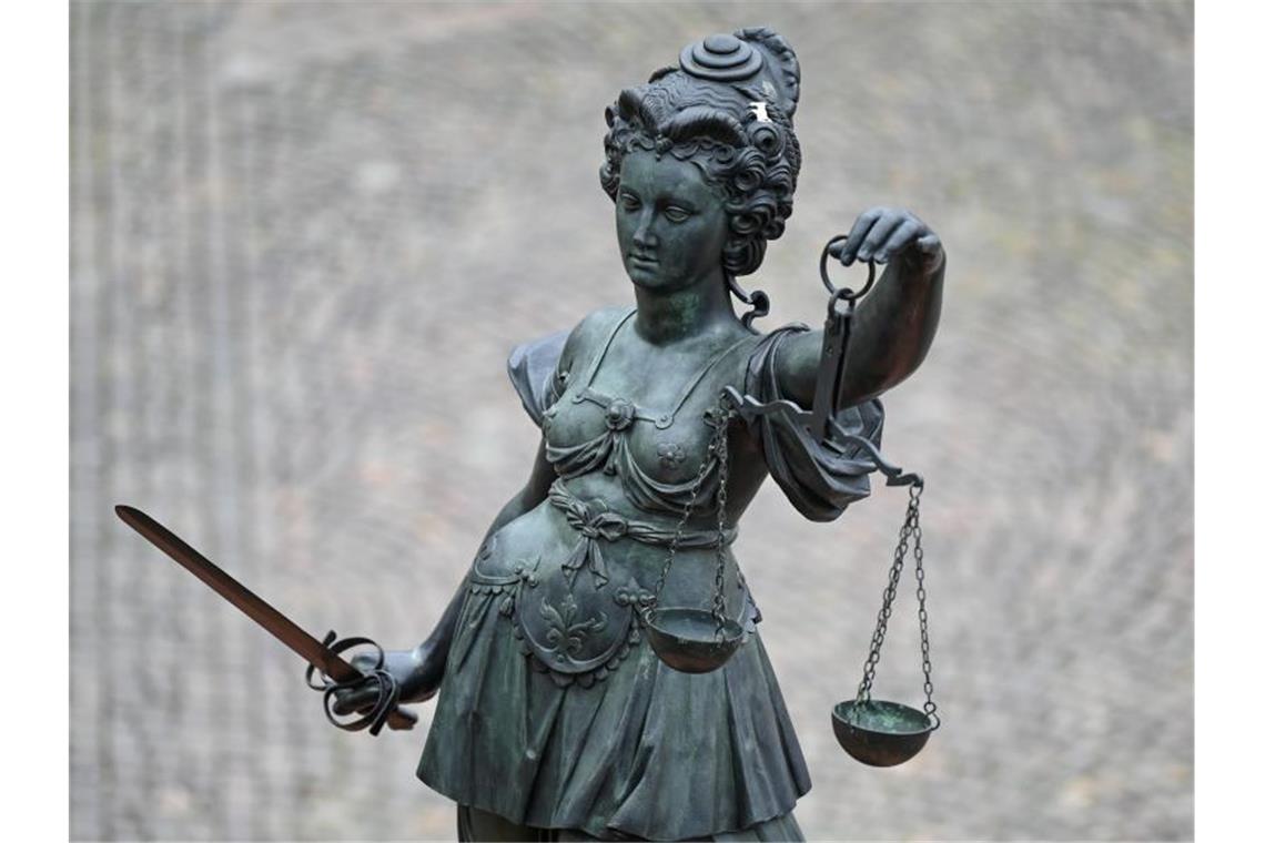 Goldtransport-Überfall: Rapper Xatar soll als Zeuge aussagen Die Statue der Justitia steht mit einer Waage und einem Schwert in der Hand. Foto: Arne Dedert/dpa/Archivbild