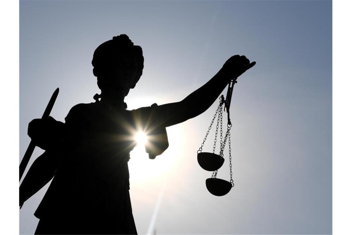 Tödliche Schüsse bei Bankraub: Komplize schweigt noch Die Statue der Justitia steht mit einer Waage und einem Schwert in der Hand. Foto: Arne Dedert/dpa/Symbolbild