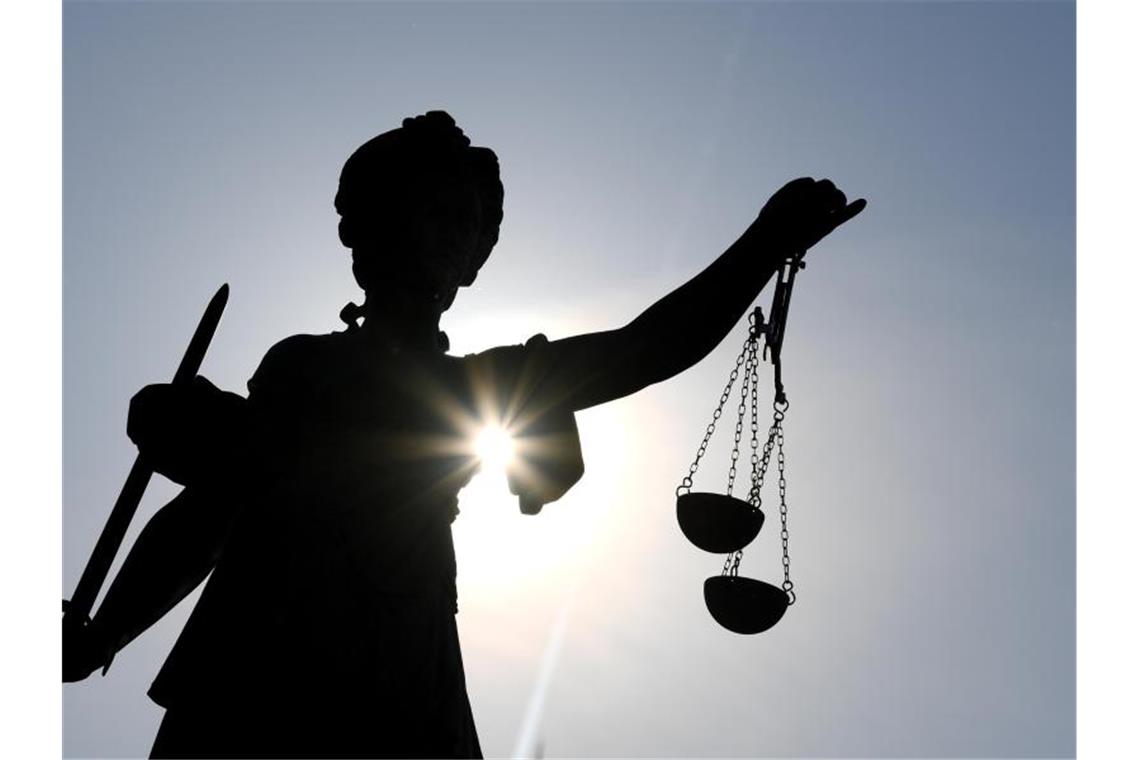 Vorgetäuschter Überfall: Ehemalige Geldboten verurteilt Die Statue der Justitia steht mit einer Waage und einem Schwert in der Hand. Foto: Arne Dedert/dpa