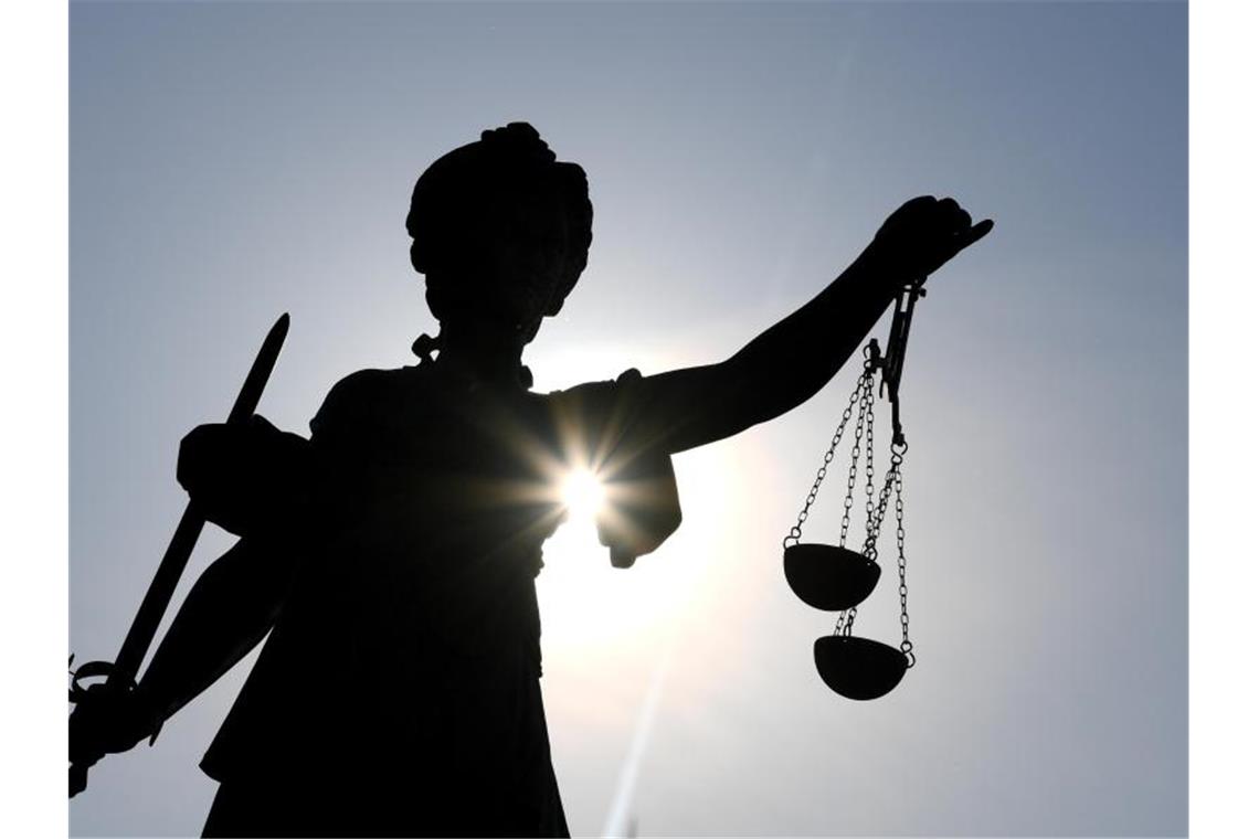 Anklage gegen Richter, Polizist und Autohändler Die Statue der Justitia steht mit einer Waage und einem Schwert in der Hand. Foto: Arne Dedert/dpa/Symbolbild