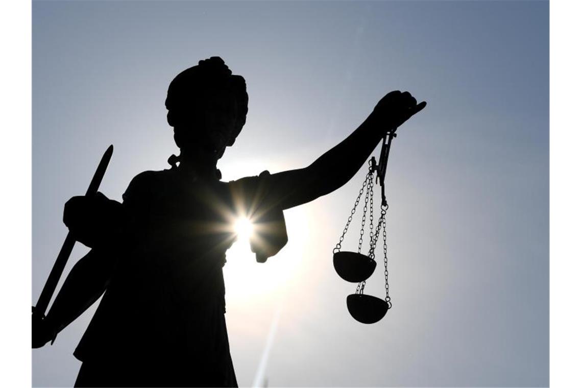 „Akku war leer“: Drei Jahre Haft für pflegenden Senior Die Statue der Justitia steht mit einer Waage und einem Schwert in der Hand-. Foto: Arne Dedert/dpa/Symbolbild