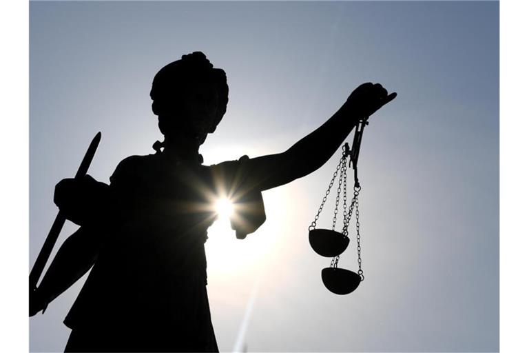 Die Statue der Justitia ziert den Gerechtigkeitsbrunnen. Foto: Arne Dedert/dpa/Archivbild