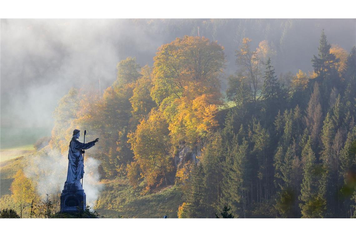 Die Statue des "Guten Hirten" in Hütten bei Schelklingen steht in der Herbstlandschaft.