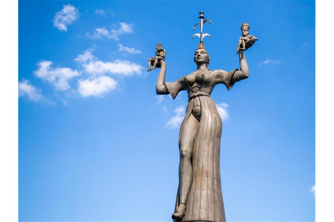 Die Statue „Imperia“ des Künstlers Peter Lenk steht im Hafen von Konstanz. Foto: Philipp von Ditfurth/dpa/Archivbild