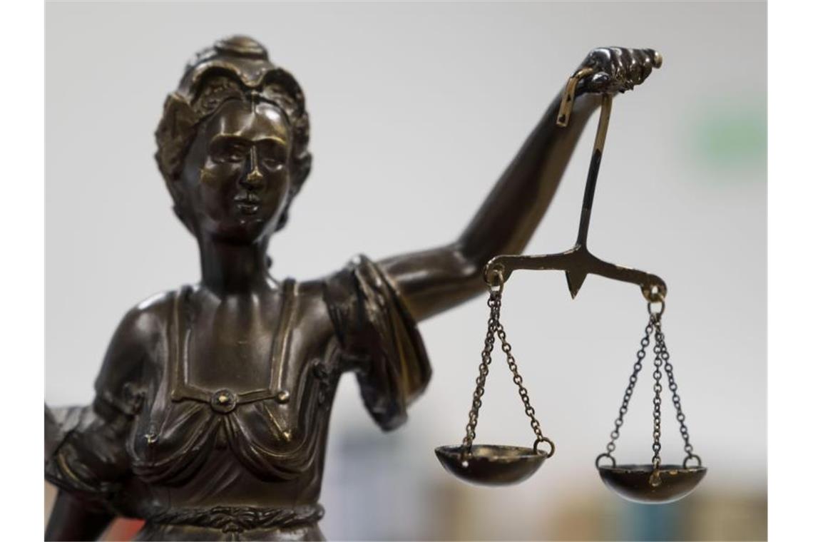 Affäre um Zulagen: Rektor und Kanzler kommen vor Gericht Die Statue Justitia. Foto: Peter Steffen/Archivbild