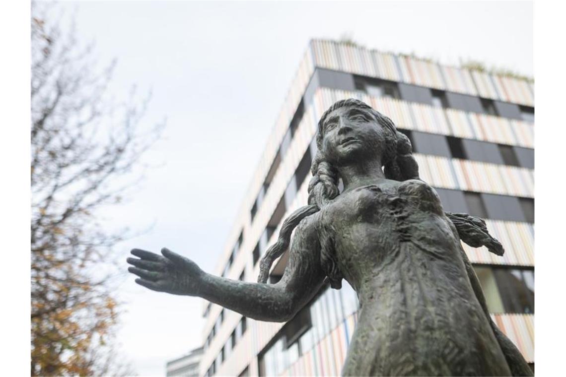 Die Statue "Käthchen von Heilbronn" des Künstlers Dieter Läpple steht in der Innenstadt. Foto: Sebastian Gollnow/dpa/Archivbild