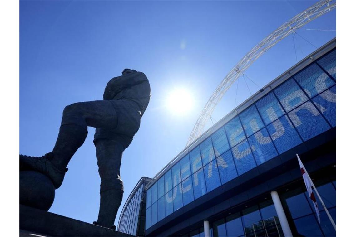 Die Statue von Englands Fußballlegende Bobby Moore steht vor dem UEFA-Euro-Schild am Eingang des Wembley-Stadions. Foto: Frank Augstein/AP/dpa