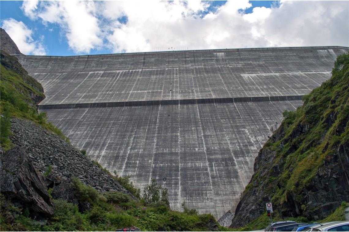 Die Staumauer Grande Dixence an der Dixence staut den See auf das Stauziel von 2364 Meter auf.