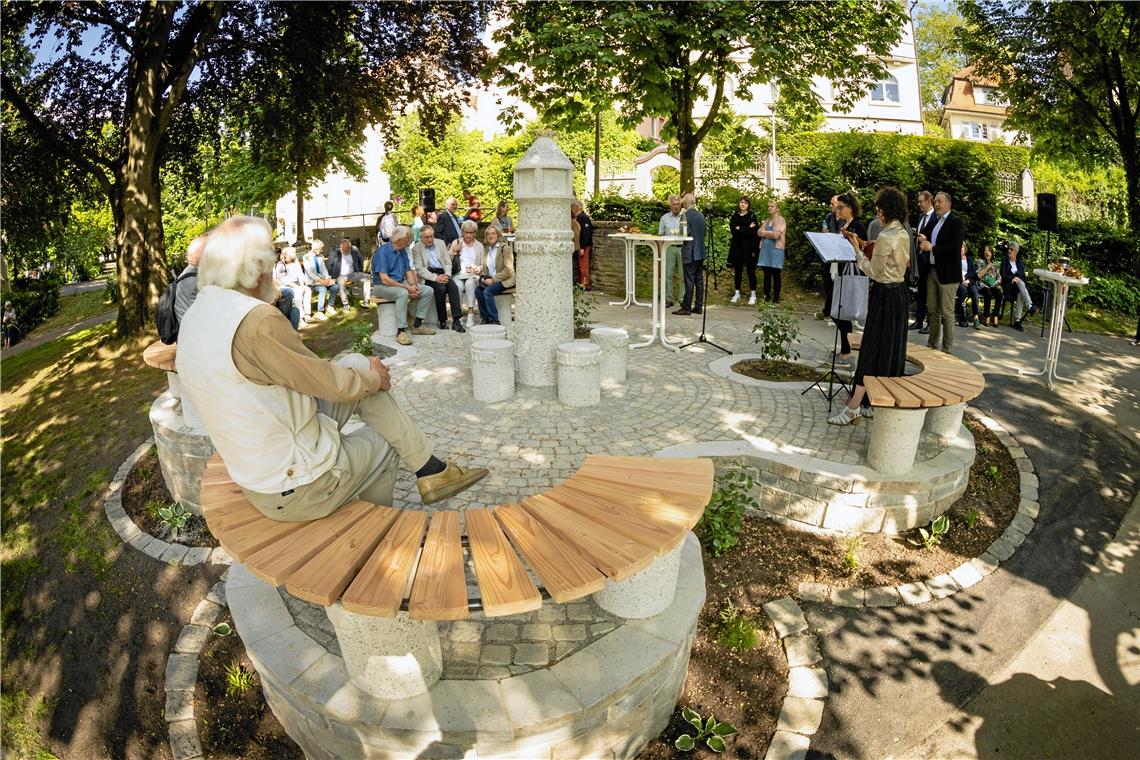 Die Stele, der Lichtstock im Zentrum des Denkmals, erinnert bewusst an die historischen Totenleuchten mittelalterlicher Friedhöfe. Foto: Alexander Becher 