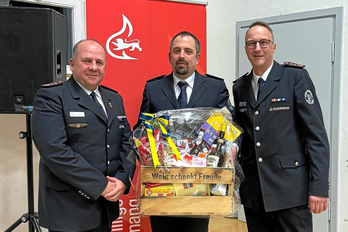 Die Stellvertreter Michael Treiber (links) und Andreas Kaufmann (rechts) überreichen Daniel Schwaderer zum Abschied einen Geschenkkorb. Foto: privat