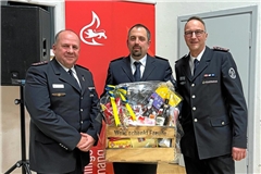 Die Stellvertreter Michael Treiber (links) und Andreas Kaufmann (rechts) überreichen Daniel Schwaderer zum Abschied einen Geschenkkorb. Foto: privat