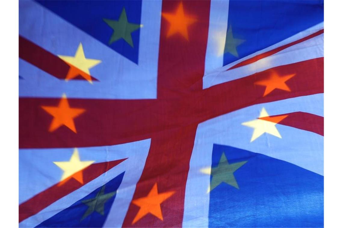 Die Sterne einer EU-Fahne scheinen durch eine britische Fahne hindurch. Foto: Yui Mok/PA Wire/dpa