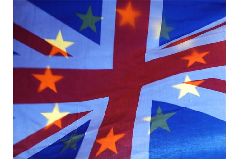 Die Sterne einer EU-Fahne scheinen durch einen Union Jack, die Fahne des Vereinigten Königreichs, Fahne hindurch. Foto: Yui Mok/PA Wire/dpa