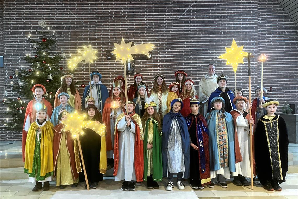 Sternsinger in der Region stärken Kinderrechte Die Sternsinger von Weissach/Allmersbach zusammen mit Pfarrer Thomas Müller. Foto: privat