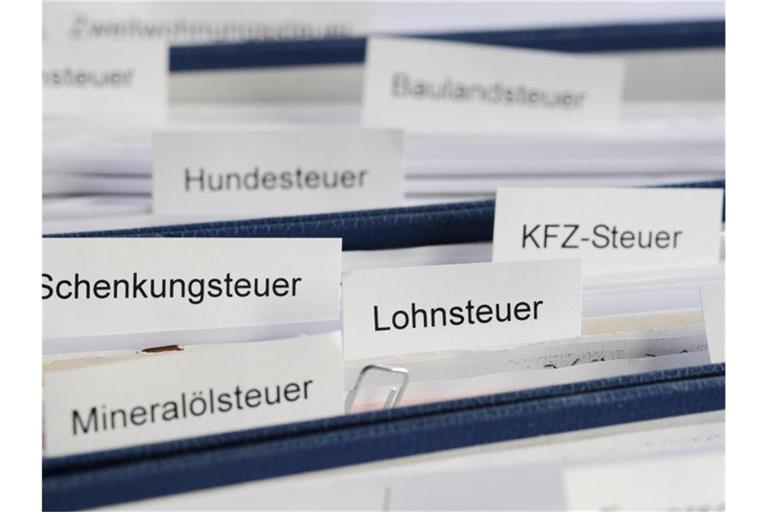Die Steuer- und Abgabenlast sei in der Ära von Kanzlerin Angela Merkel gestiegen, beklagt der Chef der Wirtschaftsweisen, Christoph Schmidt. Foto: Tobias Hase