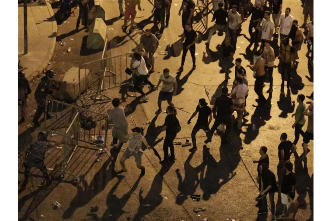 Tausende protestieren im Libanon Die Steuerpläne der libanesischen Regierung sind Anstoß des Protests. Foto: Hassan Ammar/AP/dpa