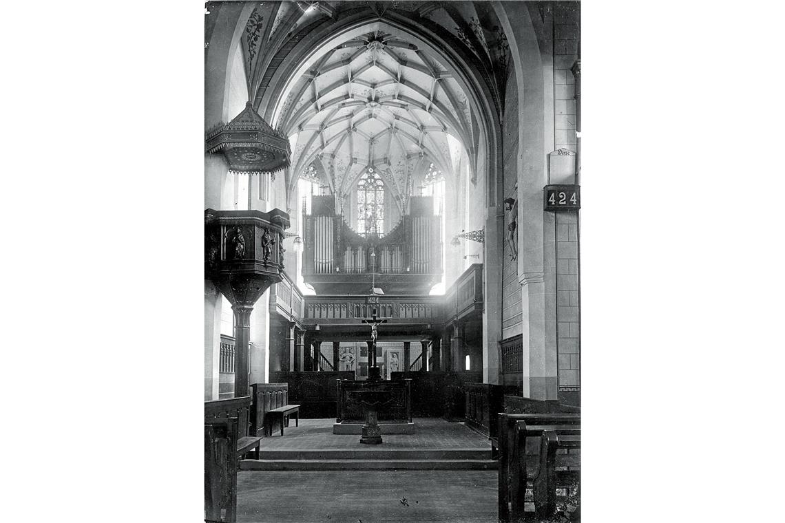Die Stiftskirche innen vor 1929. Die Orgel befindet sich noch auf der Empore im Chor.