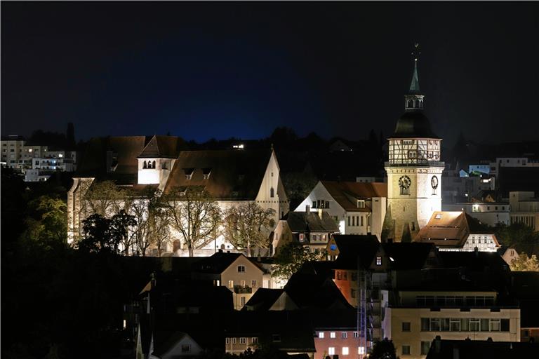 Die Stiftskirche und der Stadtturm am Mittwoch noch im Scheinwerferlicht. Seit Donnerstag bleiben die Strahler aus. Foto: Alexander Becher