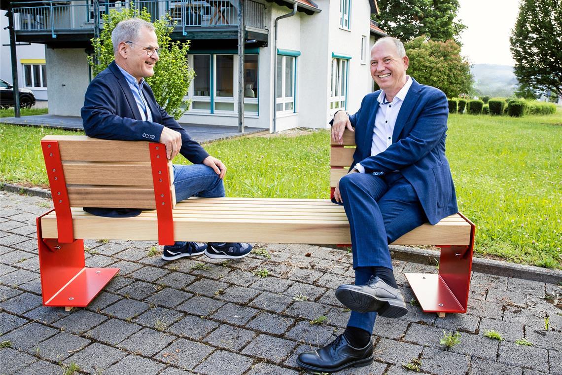 Rote Bänke für den Rems-Murr-Kreis Die Stiftung der Kreissparkasse Waiblingen hat anlässlich ihres 50-jährigen Bestehens jeder Kommune im Landkreis eine rote Sitzbank gespendet. Foto: Benjamin Beytekin