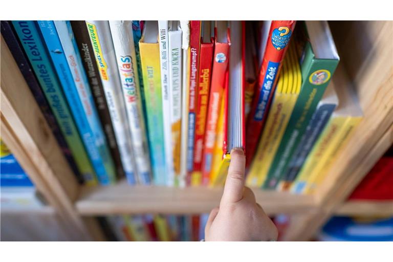Die Stiftung Lesen bietet kostenfreie Materialien und Projekte zum Lesen und Vorlesen für Kinder. (Symbolbild)