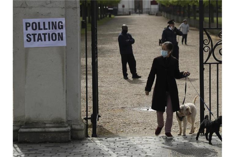 Die Stimmenabgabe ist abschlossen: Nun warten die Briten auf den Ausgang von Lokal- und Regionalwahlen. Foto: Matt Dunham/AP/dpa