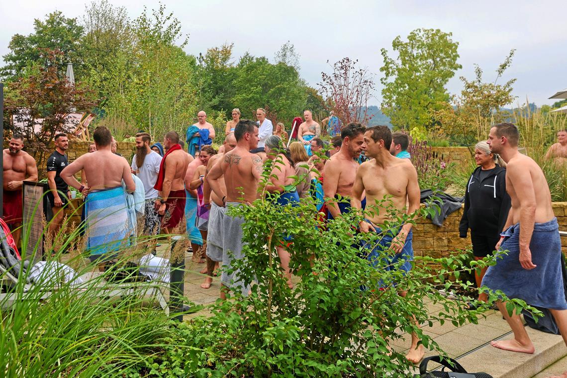 Die Stimmung bei den Saunagästen ist bestens. 90 der 250 Schwitzfans haben sogar das 26-Stunden-Ticket gebucht.Fotos: Sofiia Shahaievska