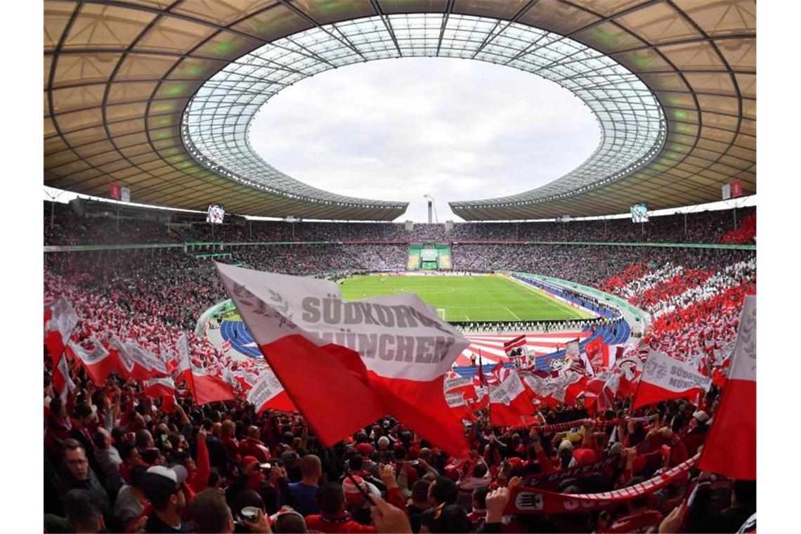 Kovac mit Bayern Double-Sieger - Leipzig verliert Premiere Die Stimmung im ausverkauften Berliner Olympiastadion war wieder finalwürdig. Foto: Hendrik Schmidt