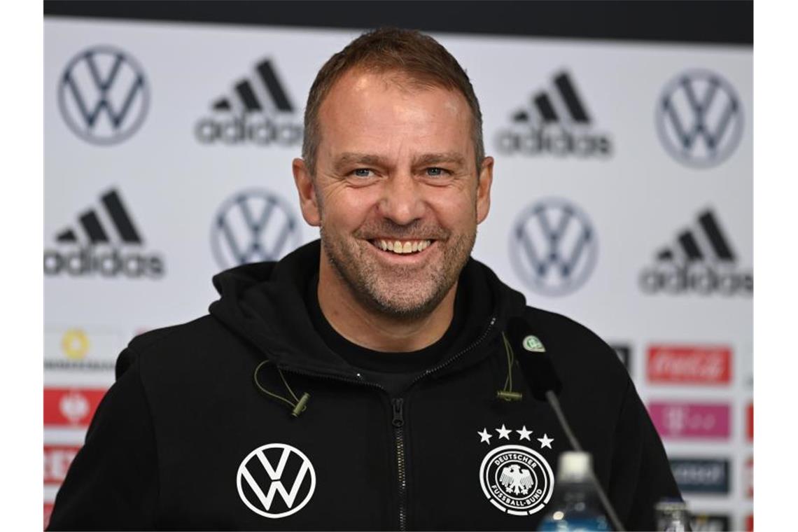 Flick denkt noch nicht an Impfpflicht - WM-Quali im Fokus „Die Stimmung in der Mannschaft ist in Ordnung“, gibt Bundestrainer Hansi Flick bei der Pressekonferenz Auskunft. Foto: Swen Pförtner/dpa