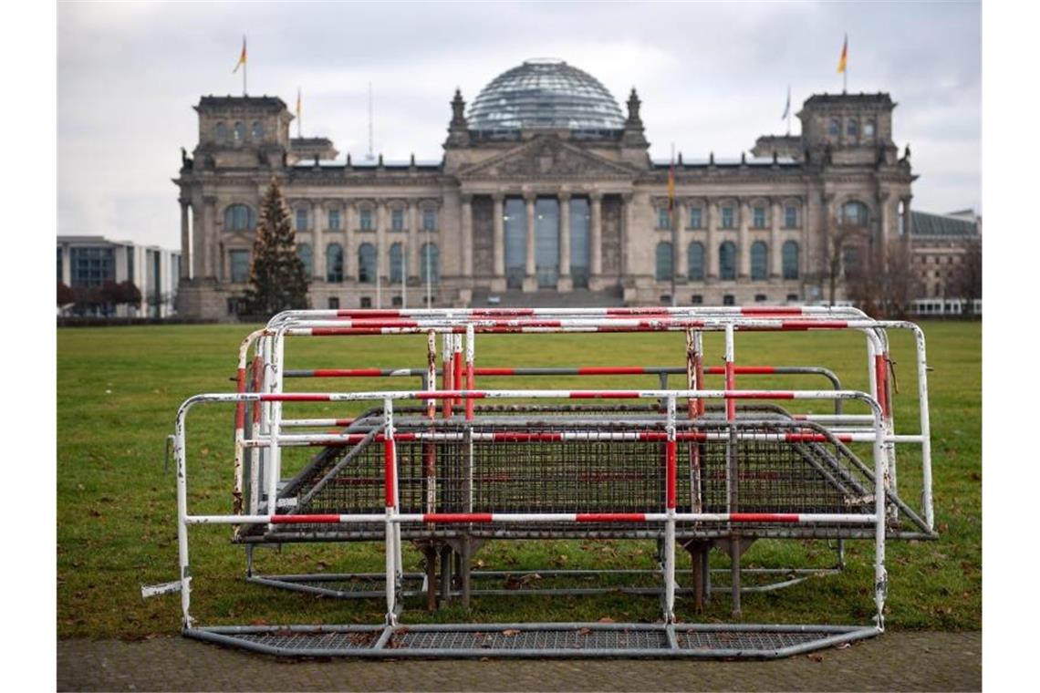 Die Störaktionen von Gästen der AfD-Fraktion im Bundestag hat für zwei Beteiligte ein Nachspiel. Foto: Bernd von Jutrczenka/dpa