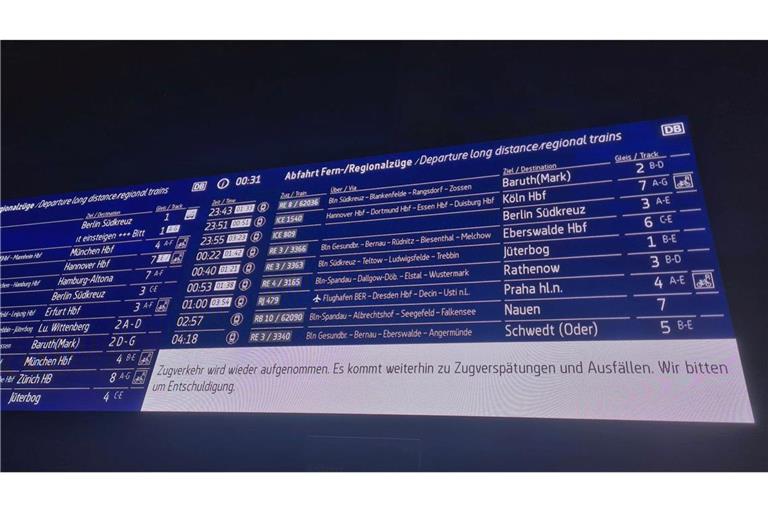 Die Störung im Bahnverkehr ist behoben, der Verkehr läuft der DB zufolge wieder an.