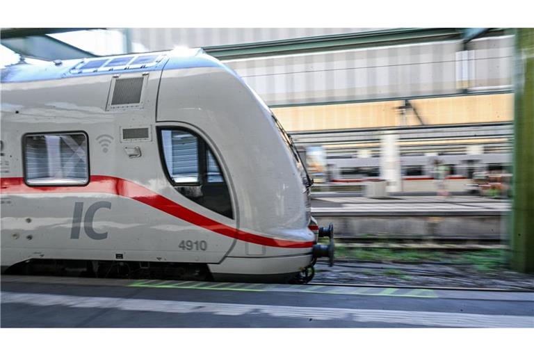 Die Störung im Bahnverkehr konnte gegen 0.30 Uhr behoben werden. Seither rollen die Züge wieder.