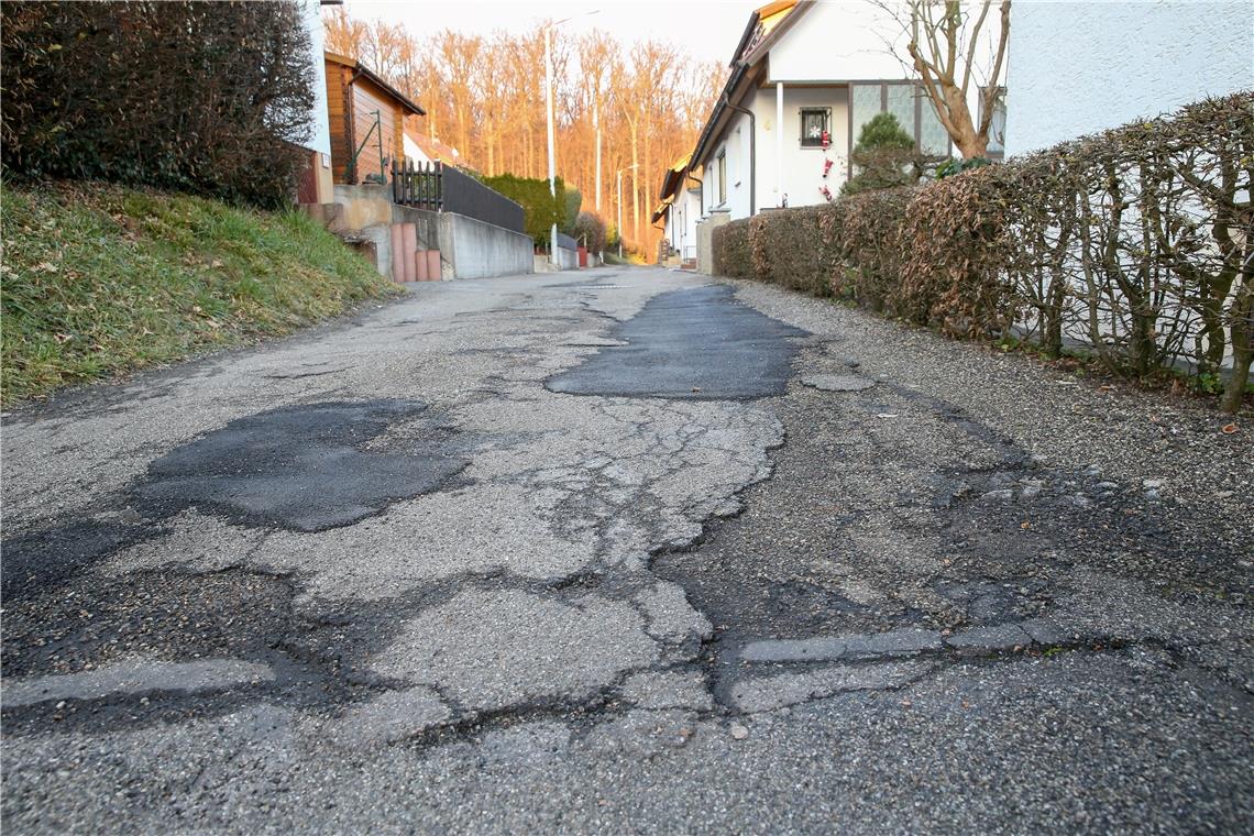 Bürger klagen gegen Erschließungskosten Die Straße Am Krähenhorst ist eines jener Sträßlein, das viele Jahre als Provisorium seinen Dienst tat. 2018 ist der Weg laut Stadt „erstmals endgültig erschlossen worden“. Foto: E. Layher