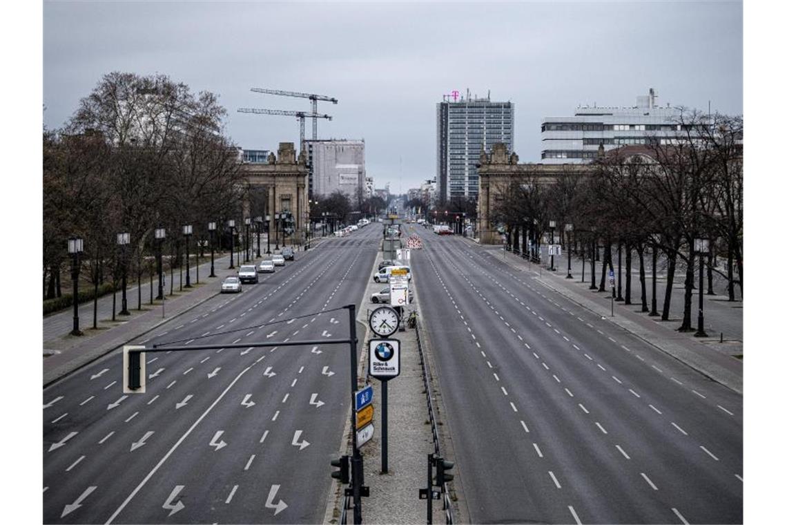 Geduld oder Lockerungen? Debatte über Weg aus der Krise Die Straße des 17. Juni in Berlin - ohne Menschen, ohne Autos. Foto: Fabian Sommer/dpa