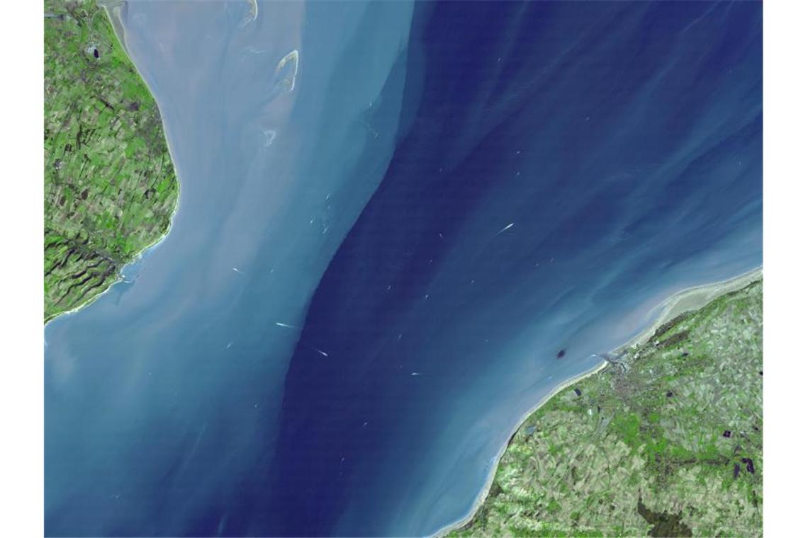 100 Tage vor dem Brexit: Boris Johnson wird neuer Premier Die Straße von Dover aus der Satellitenperspektive: Nur 32 Kilometer trennen die britische Insel (l.) vom europäischen Festland. Foto: NASA/GSFC/MITI/ERSDAC/JAROS