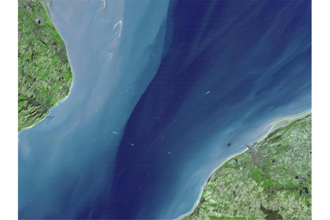 Die Straße von Dover aus der Satellitenperspektive: Nur 32 Kilometer trennen die britische Insel (l.) vom europäischen Festland. Foto: NASA/GSFC/MITI/ERSDAC/JAROS