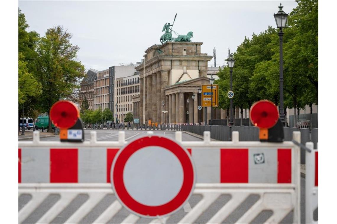 Die Straße vor dem Brandenburger Tor ist am frühen Morgen gesperrt. Foto: Christophe Gateau/dpa