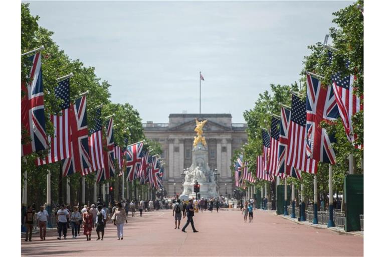 Die Straße vor dem Buckingham Palace ist für den Besuch von Trump mit Union-Jack und US-Fahnen geschmückt. Foto: David Mirzoeff/PA Wire