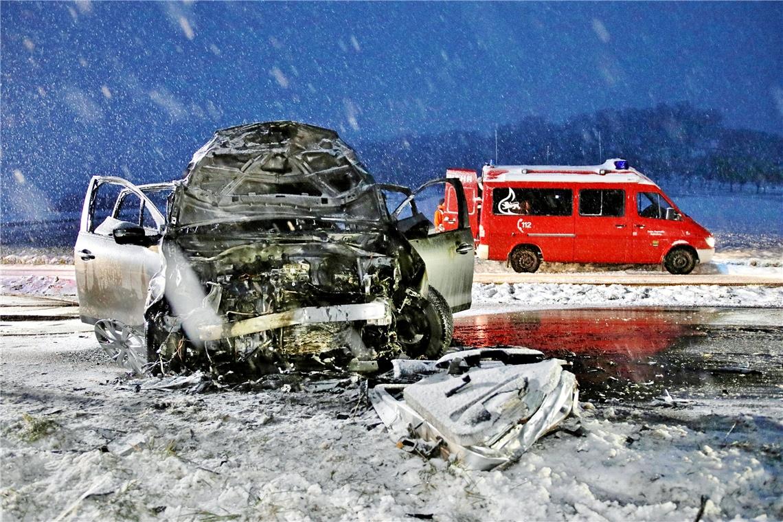 Auto fängt nach Unfall Feuer Die Straße war für die Unfallaufnahme und Bergung der Fahrzeuge etwa zwei Stunden gesperrt. Foto: 7aktuell/Kevin Lermer